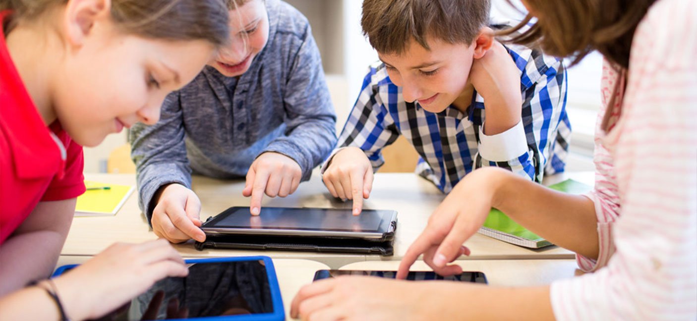 Niños jugando con tablet.Tecnología en la Vida de Niños y Adolescentes