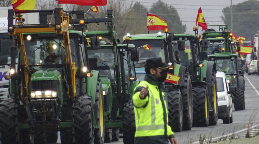 Varias autovías nacionales de Castilla-La Mancha permanecen cortadas por la huelga de agricultores.