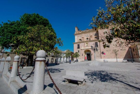 Explora el histórico Hospital - Santuario de Nuestra Señora de La Caridad en Illescas, Toledo, y conoce la fascinante leyenda del Árbol del Milagro. Un destino de fe, arte y cultura que no te puedes perder.
