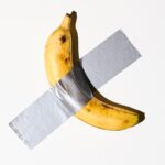 Banana pegada en la pared con un trozo de cinta americana